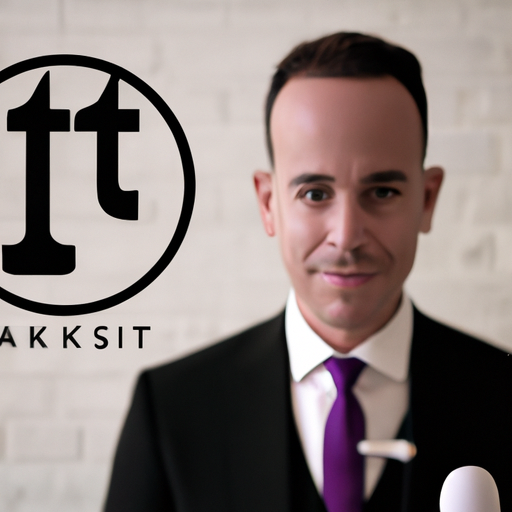 תמונה שבה נראה עורך דין מדבר למצלמה, עם לוגו של TikTok ברקע