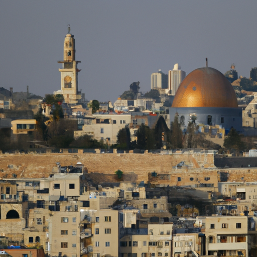 נוף פנורמי של קו הרקיע של ירושלים, המציג את השילוב של העיר בין ארכיטקטורה היסטורית ומודרנית.